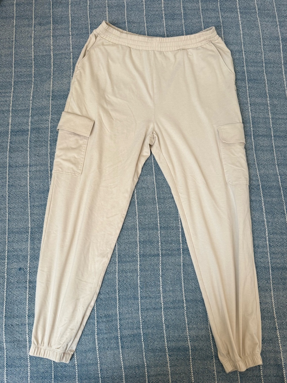Vuori Women's Beige Lounge Set - Top Shorts Joggers - Picture 11 of 14